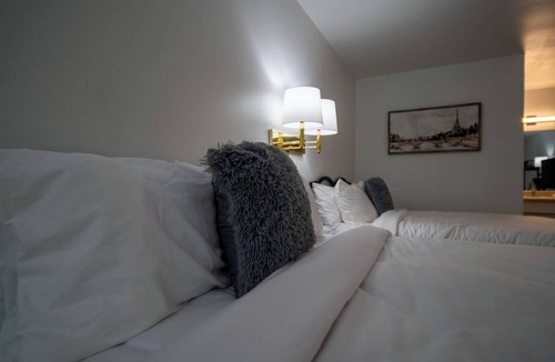 Eureka Springs Historic District Resort | Enjoy the charm of Queen Suite Number 6 at GloryDayz!