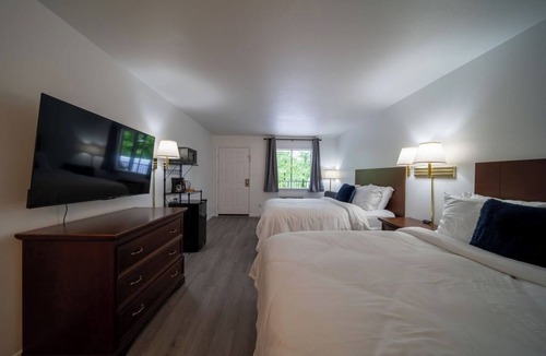 Eureka Springs Historic District Resort | Enjoy the charm of Queen Suite Number 10 at GloryDayz!