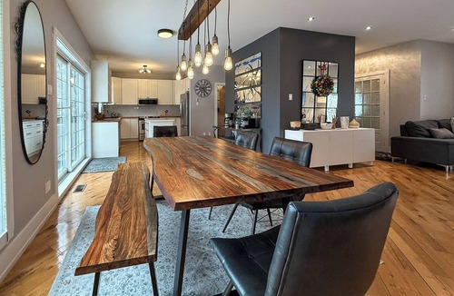 Prevost Ski Chalet | Enjoy the construction holidays near St-Sauveur, close to amenities and major routes! 3-bedroom chalet with an inground pool available only from July 28th to August 3rd, 2026.