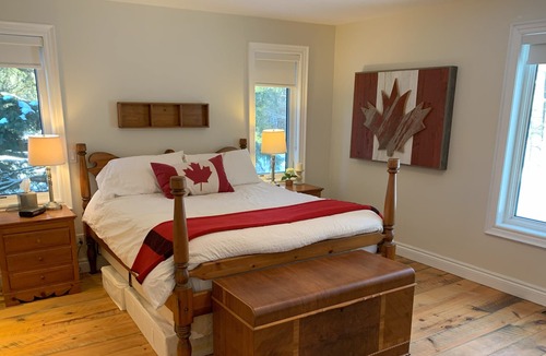 Eugenia Cottage | Enjoy the Fall Colours in this Family-friendly Bungalow in the Woods