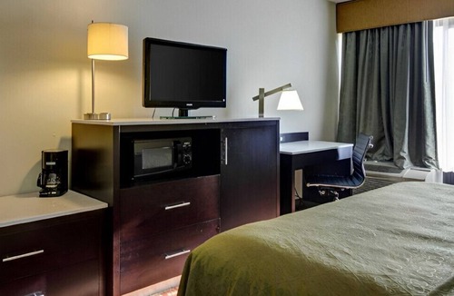 Fort Smith House | Enjoy the Modern & Elegant Designed King Room!