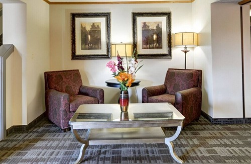 Fort Smith House | Enjoy the Modern & Elegant Designed King Room!
