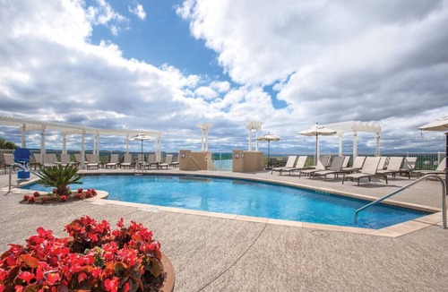 Marble Falls Condo | Enjoy the scenery of Lake Marble Falls in 2BD resort condo with family