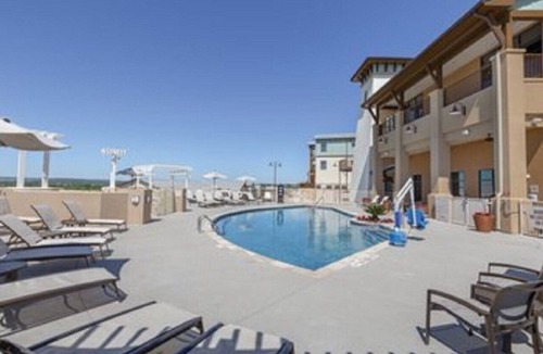 Marble Falls Condo | Enjoy the scenery of Lake Marble Falls in 2BD resort condo with family