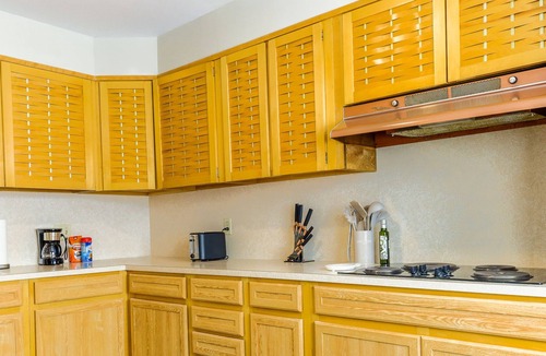 Casper Apartment | Enjoy the warmth! Modern 2B/2B duplex with large dining area, cozy bedding, and space for 5. Central location near downtown Casper shops.