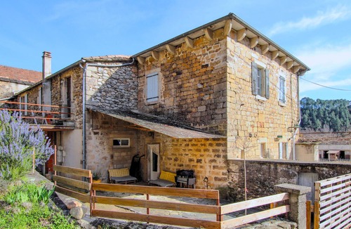 Les Salelles House | Enjoy this charming and traditional farmhouse surrounded by nature.