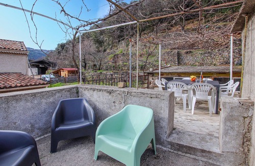 Les Salelles House | Enjoy this charming and traditional farmhouse surrounded by nature.