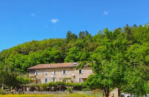 Les Salelles House | Enjoy this charming and traditional farmhouse surrounded by nature.