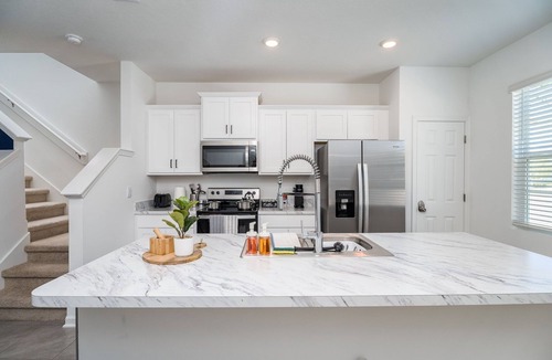 Baymeadows House | Enjoy this modern brand-new townhouse located in the heart of Jacksonville.
