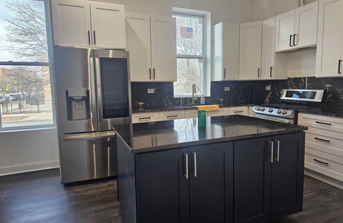 East Garfield Park Apartment | Enjoy this NEW CONSTRUCTION 3-bedroom apartment in EXCELENT LOCATION!