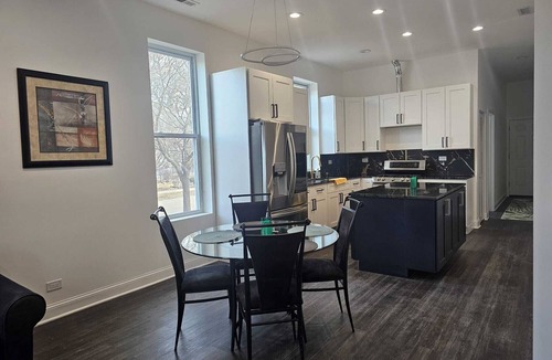 East Garfield Park Apartment | Enjoy this NEW CONSTRUCTION 3-bedroom apartment in EXCELENT LOCATION!