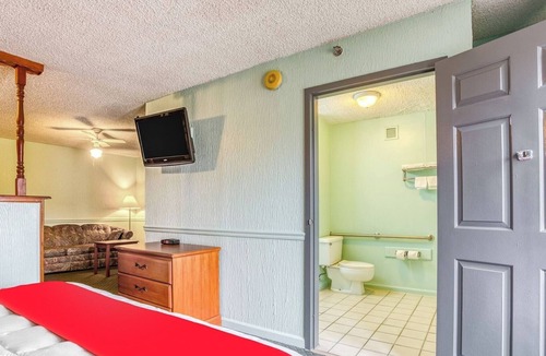South Tulsa Hotel | Enjoy this Relaxing Room w/King Bed Ideal for Weekend Explorers in Tulsa