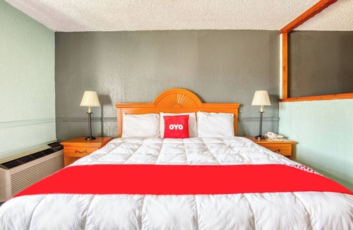 South Tulsa Hotel | Enjoy this Relaxing Room w/King Bed Ideal for Weekend Explorers in Tulsa