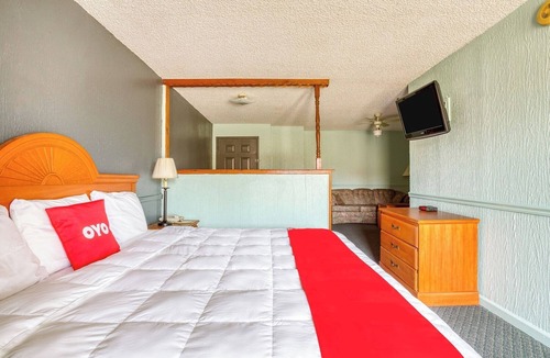 South Tulsa Hotel | Enjoy this Relaxing Room w/King Bed Ideal for Weekend Explorers in Tulsa