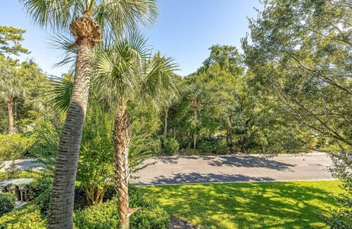 Demere Park Apartment | Enjoy this convenient located condo with pool!