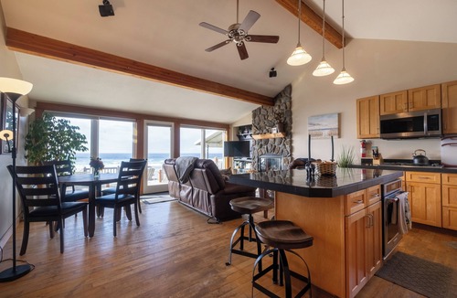 Roads End House | Enjoy watching kids flying kite on the beach