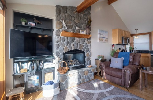 Roads End House | Enjoy watching kids flying kite on the beach