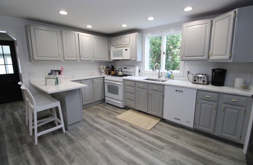 South Chatham House | Enjoy your own private pool in Chatham! (2252)