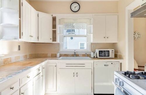 West Chicago House | Enjoy your stay at the Train Conductor’s Cottage!