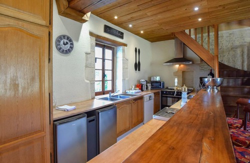 Vienne-en-Bessin House | Enjoy your vacation in a fantastically situated vacation home with indoor pool and sauna.