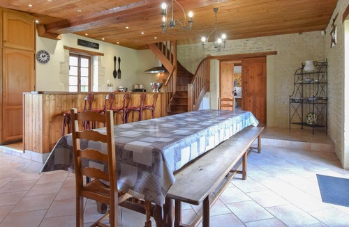 Vienne-en-Bessin House | Enjoy your vacation in a fantastically situated vacation home with indoor pool and sauna.