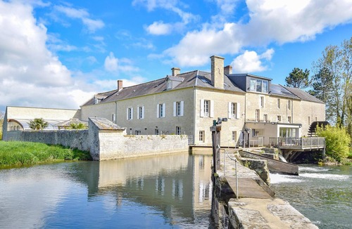 Vienne-en-Bessin House | Enjoy your vacation in a fantastically situated vacation home with indoor pool and sauna.