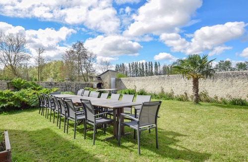 Vienne-en-Bessin House | Enjoy your vacation in a fantastically situated vacation home with indoor pool and sauna.