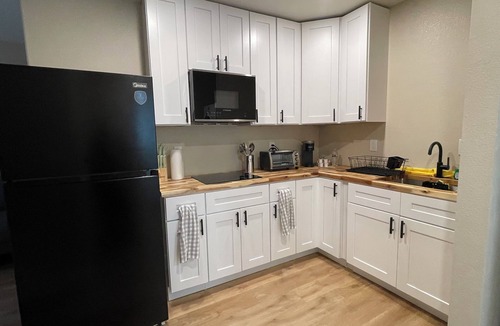 Lathrop Apartment | Enjoyable 1-bedroom apartment with AC in charming Lathrop