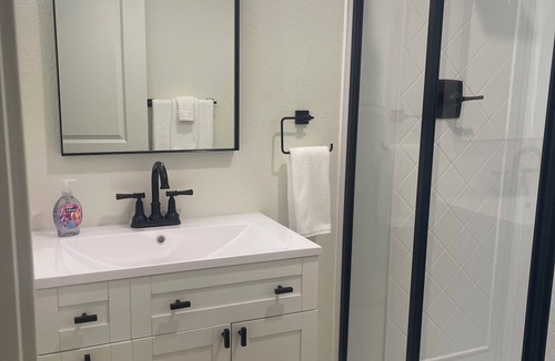 Lathrop Apartment | Enjoyable 1-bedroom apartment with AC in charming Lathrop