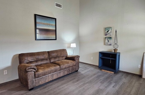 Tyler Apartment | Enjoyable 1-bedroom apartment with AC for a relaxing stay