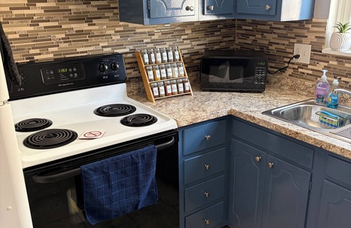 Williamsville Apartment | Enjoyable 2-bedroom 4-Guest Apartment with AC in charming Amherst,NY