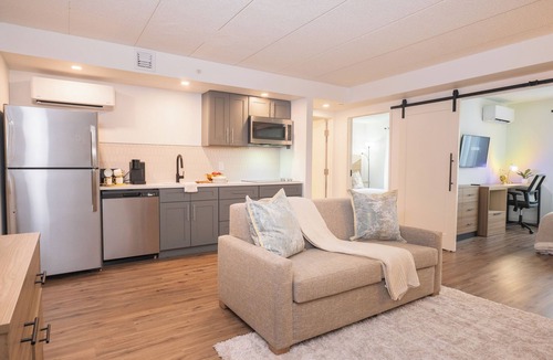 Danbury Apartment | Enjoyable 2-bedroom apartment in Danbury, 635 sq. feet, furnished