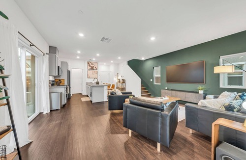 Roseville House | Enjoyable 3-bedroom house with Firepit + Safe in charming Roseville