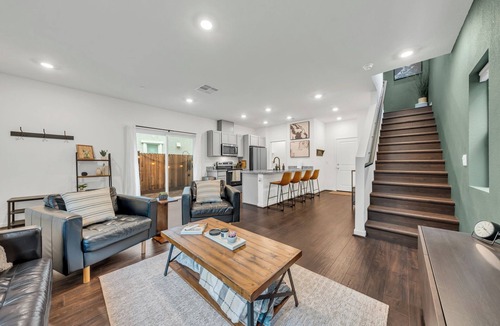Roseville House | Enjoyable 3-bedroom house with Firepit + Safe in charming Roseville