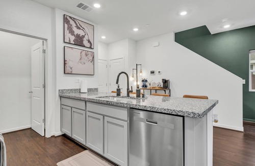 Roseville House | Enjoyable 3-bedroom house with Firepit + Safe in charming Roseville