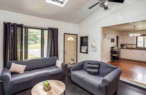 Rochester House | Enjoyable Home by Airport and Dwtn