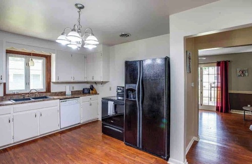 Rochester House | Enjoyable Home by Airport and Dwtn