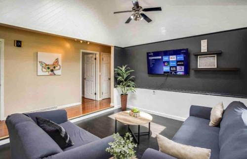 Rochester House | Enjoyable Home by Airport and Dwtn