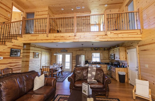 Fleetwood Cabin | ENJOYABLE RELAXING Quiet area king bed riverfront access with firepit