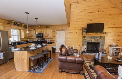 Fleetwood Cabin | ENJOYABLE RELAXING Quiet area king bed riverfront access with firepit