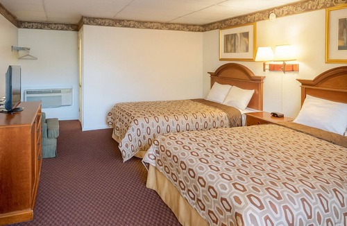 Campbelltown Hotel | Enjoyable Stay For Sure! 4 Relaxing Units w/FREE Breakfast, Swimming Pool!