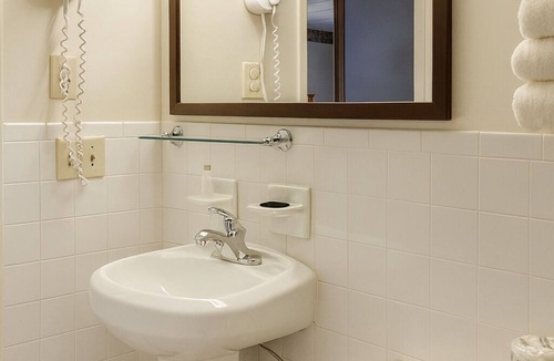 Campbelltown Hotel | Enjoyable Stay For Sure! 4 Relaxing Units w/FREE Breakfast, Swimming Pool!