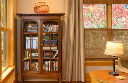 Newberg House | Enology House has hot tub and fireplace close to Newberg. Explore wines here.
