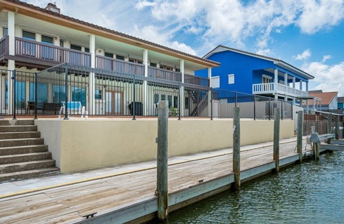 City-by-the Sea House | Enormous luxury home with a private pool in City By The Sea with access to the I