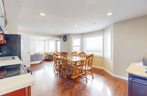 Lincoln City House | Enormous Renovated Home with Ocean Views and Easy Beach Access Dogs OK