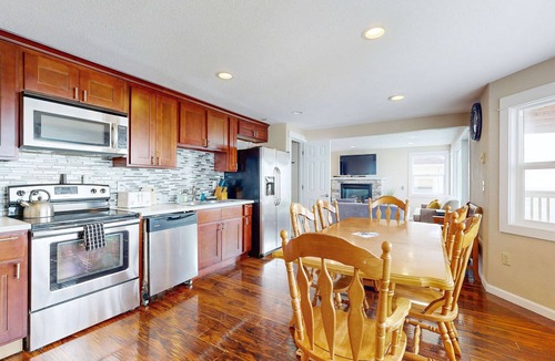 Lincoln City House | Enormous Renovated Home with Ocean Views and Easy Beach Access Dogs OK