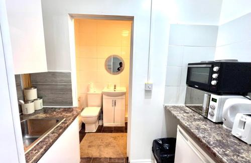 Cranbrook Apartment | Ensuite Apartment with small Kitchenette, Private Bathroom and Parking