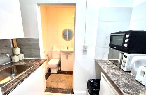 Cranbrook Apartment | Ensuite Apartment with small Kitchenette, Private Bathroom and Parking