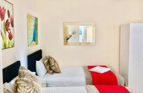 Cranbrook Apartment | Ensuite Apartment with small Kitchenette, Private Bathroom and Parking