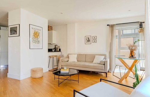Thornton Apartment | Ensuite, Clapham, Full Kitchen, Self Check-In